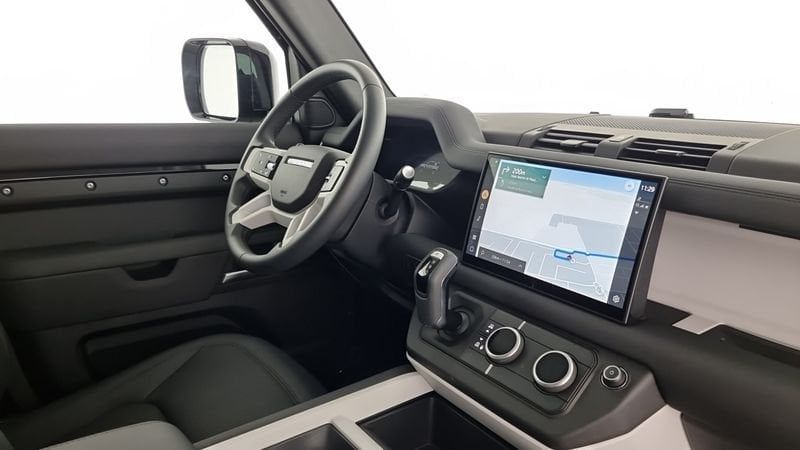 Land Rover Defender 2025