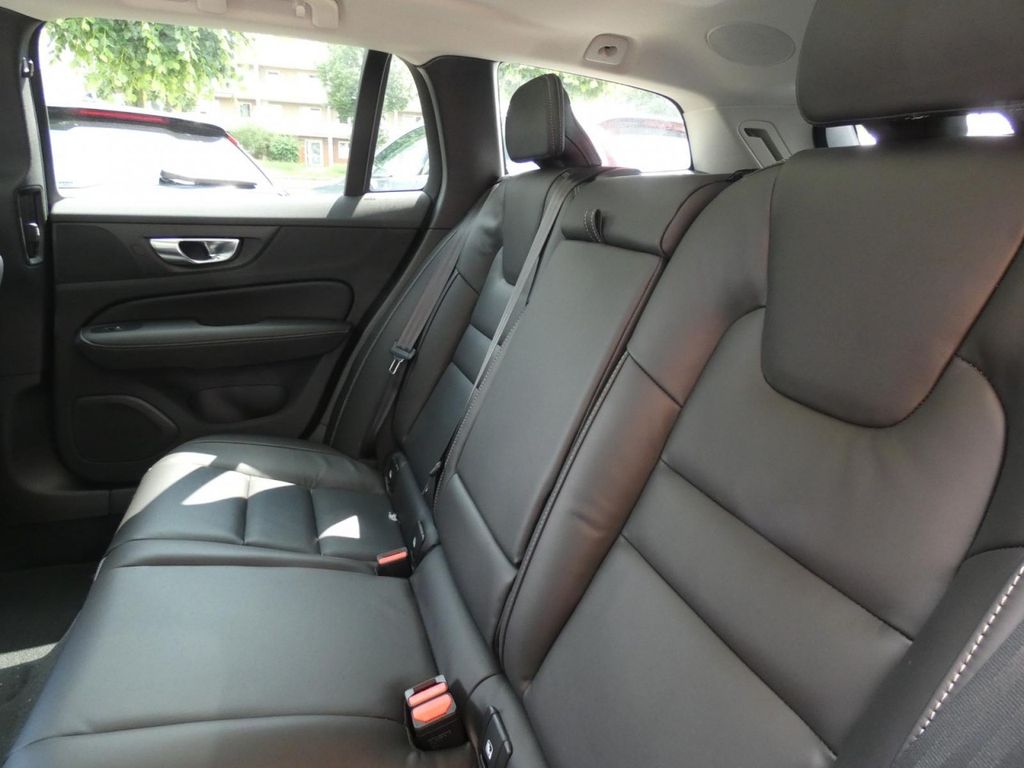 Volvo V60 2025