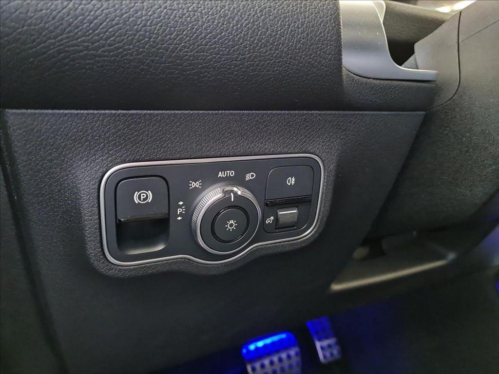 Mercedes-Benz GLB 200 2023