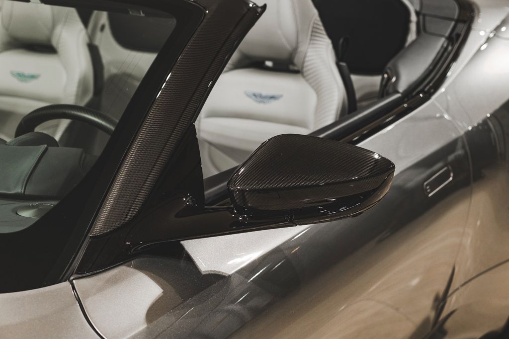 Aston Martin DBS 2024