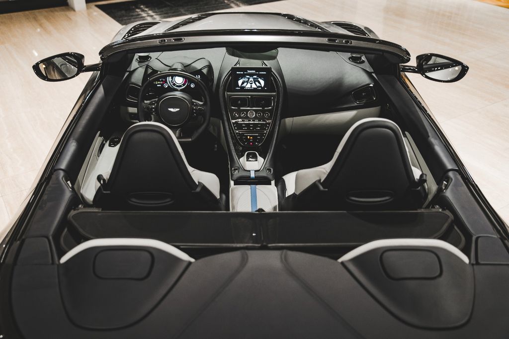 Aston Martin DBS 2024