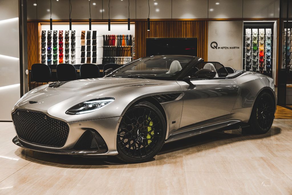 Aston Martin DBS 2024