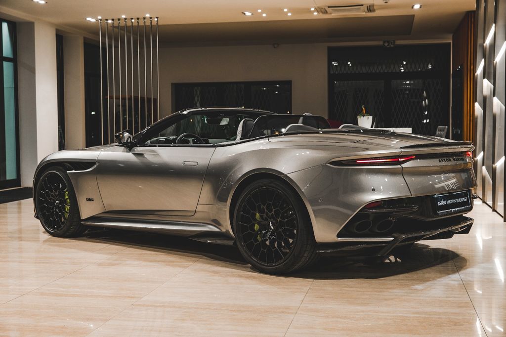 Aston Martin DBS 2024