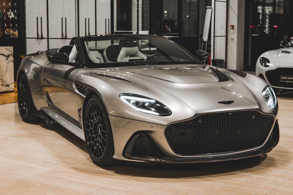 Aston Martin DBS 2024
