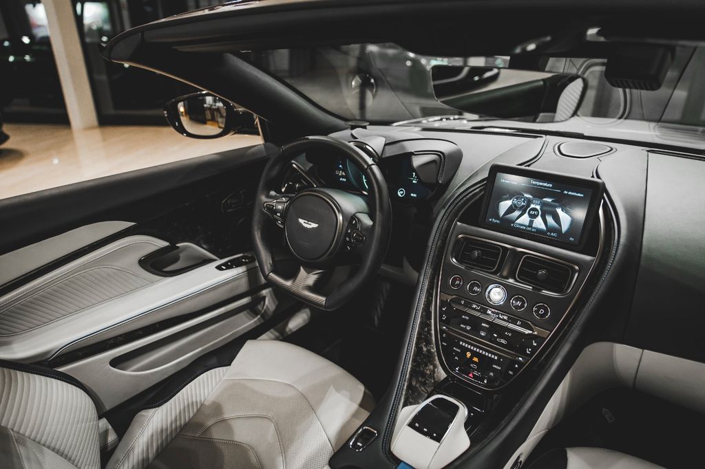 Aston Martin DBS 2024