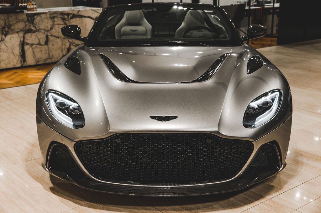 Aston Martin DBS 2024