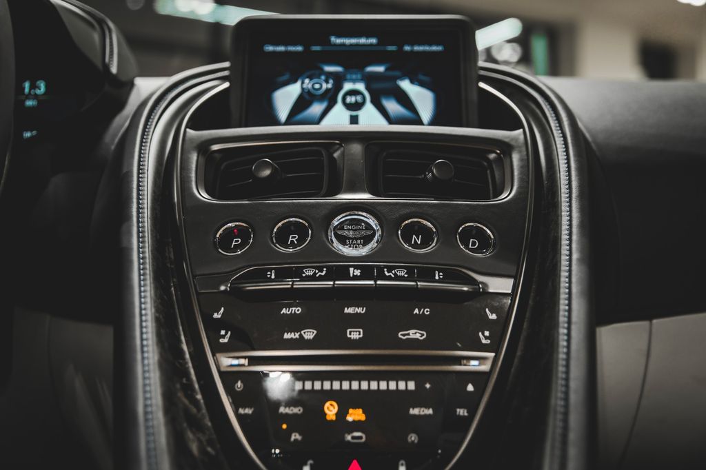 Aston Martin DBS 2024