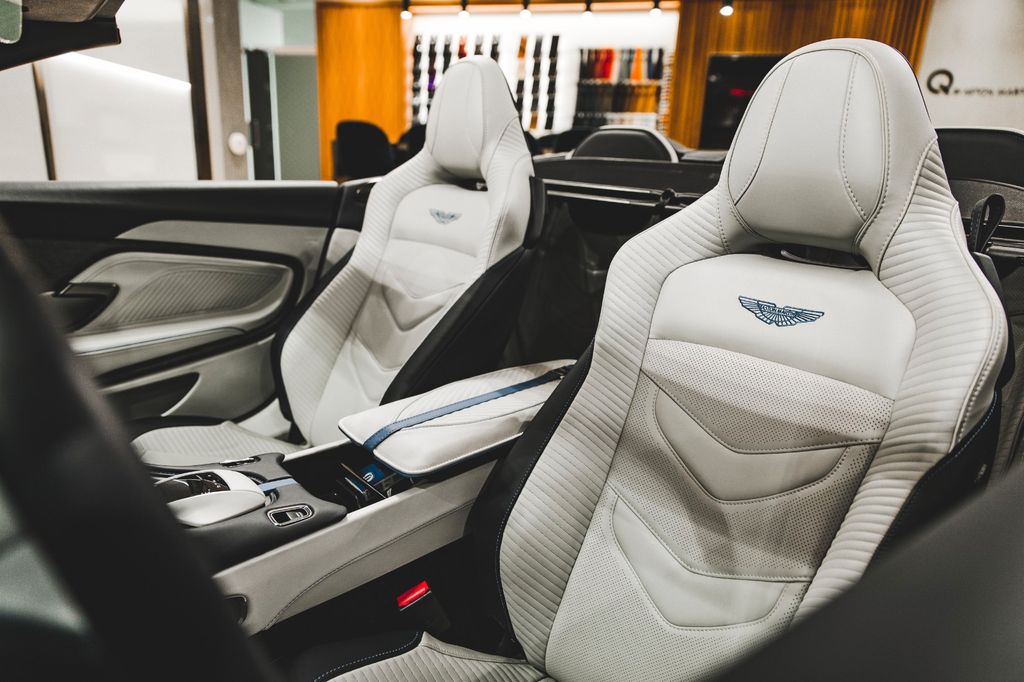 Aston Martin DBS 2024