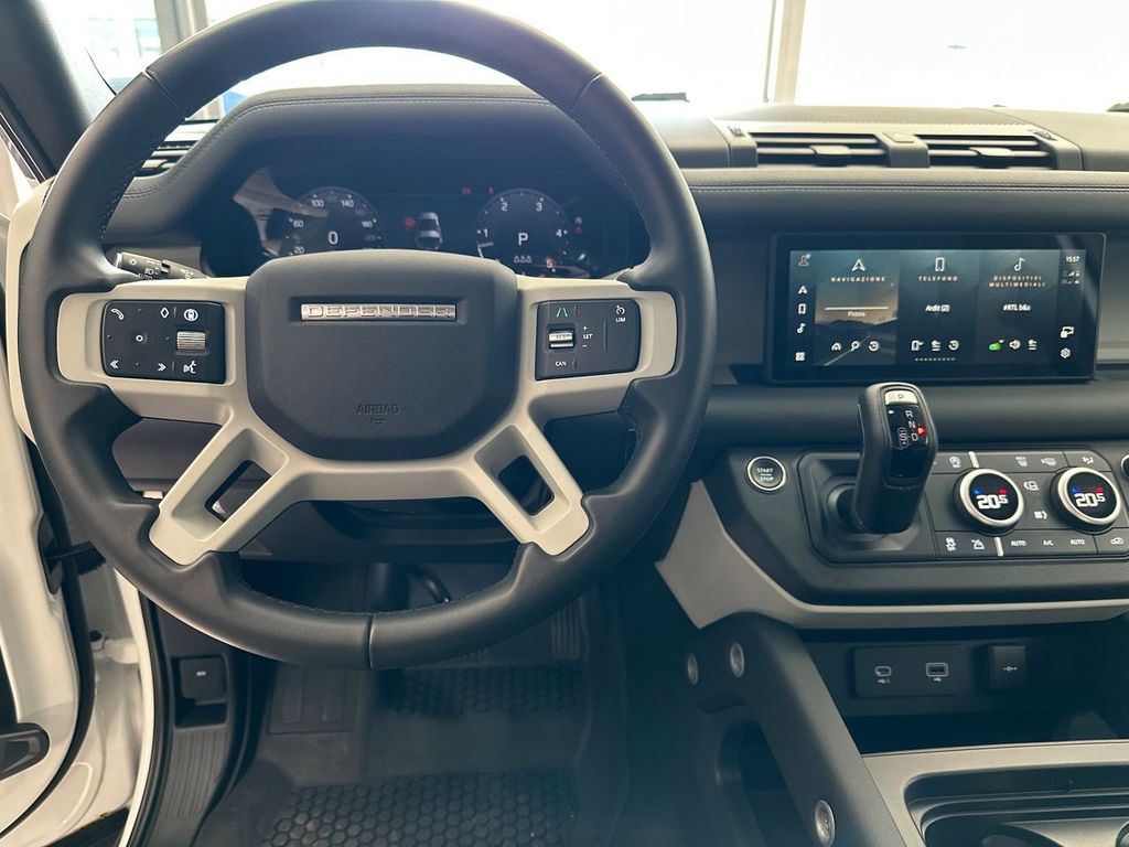 Land Rover Defender 2024