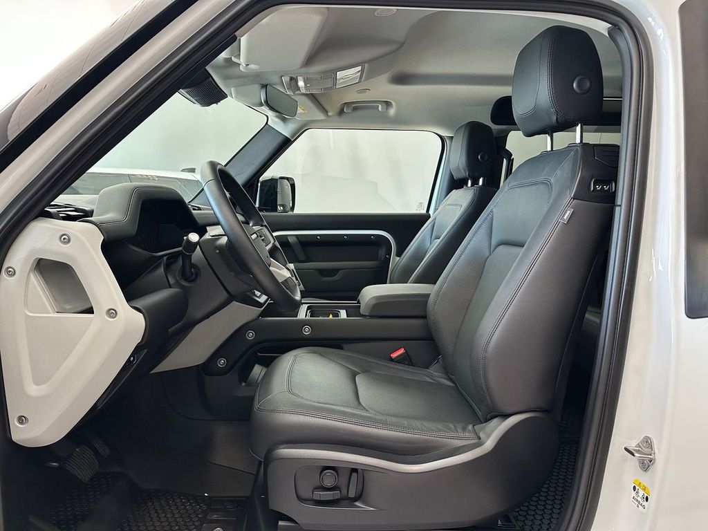 Land Rover Defender 2024