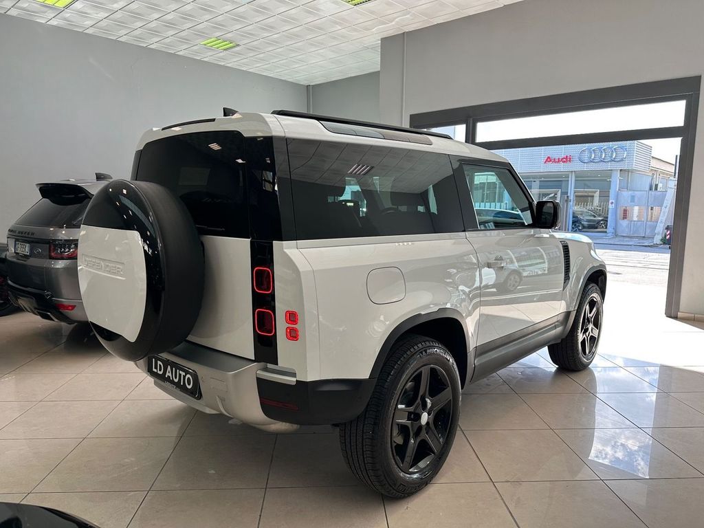 Land Rover Defender 2024