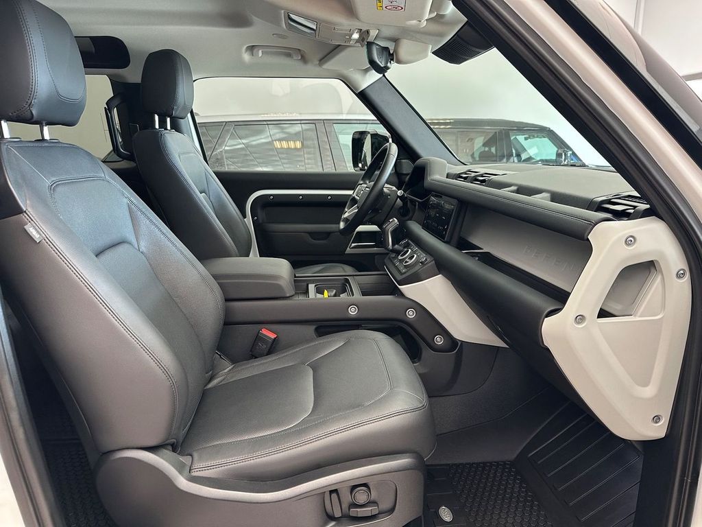 Land Rover Defender 2024