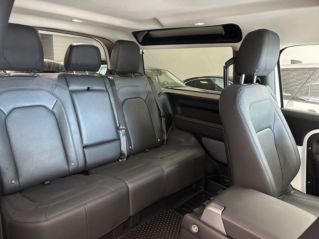 Land Rover Defender 2024