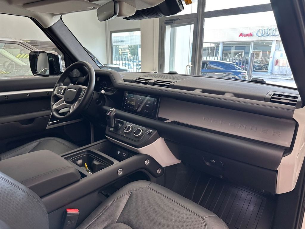 Land Rover Defender 2024