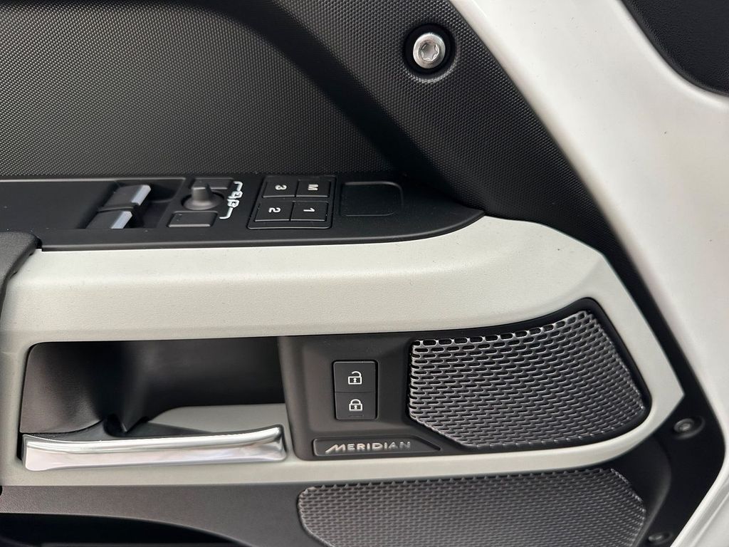 Land Rover Defender 2024