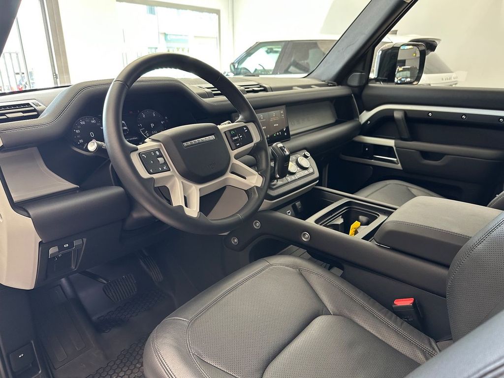 Land Rover Defender 2024