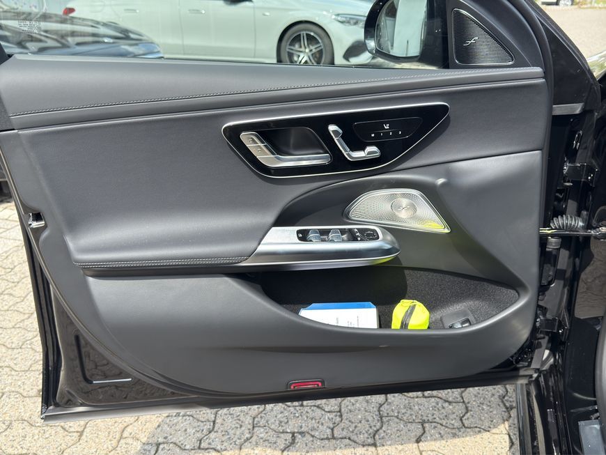 Mercedes-Benz E 300 2025