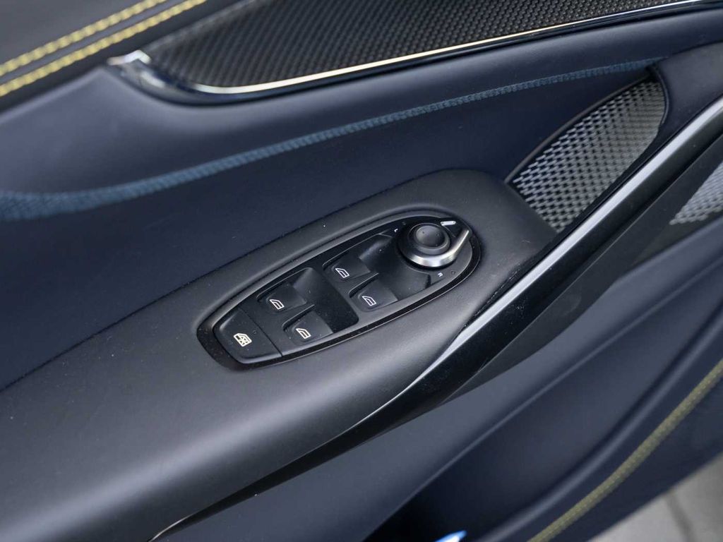 Aston Martin DBX 2024