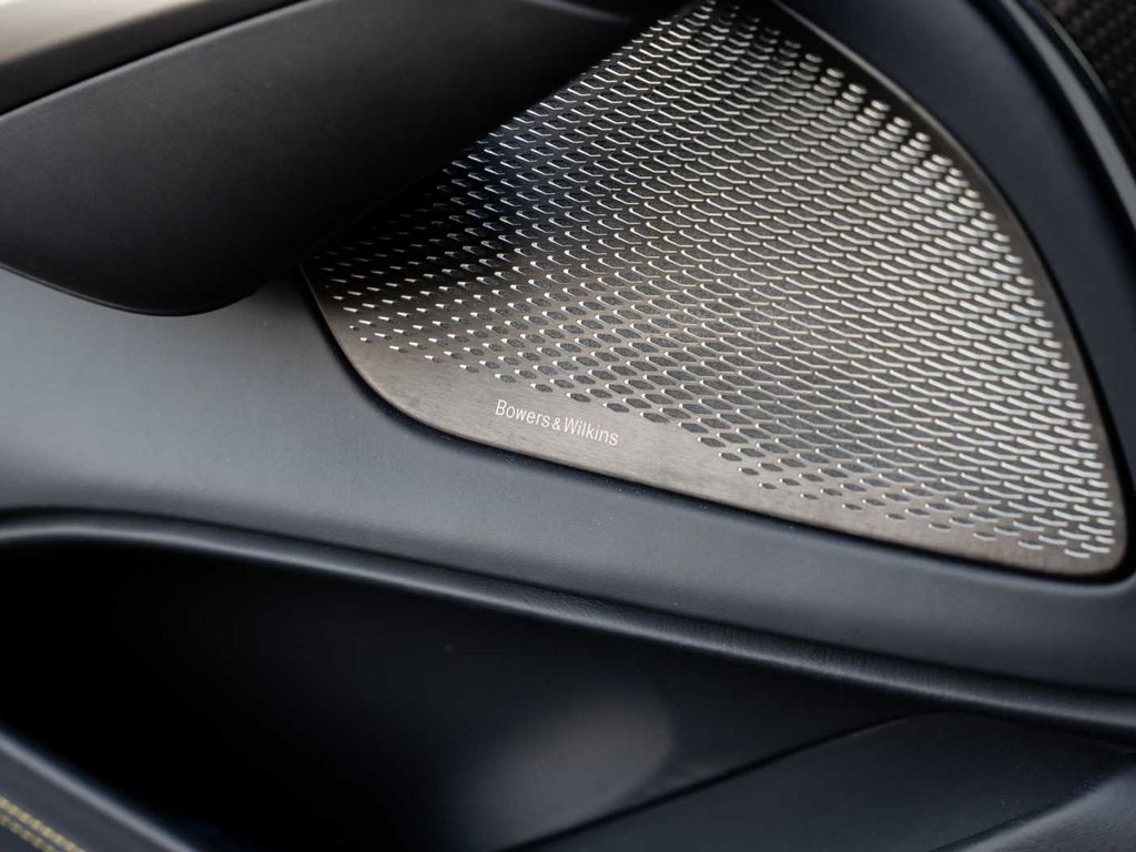 Aston Martin DBX 2024