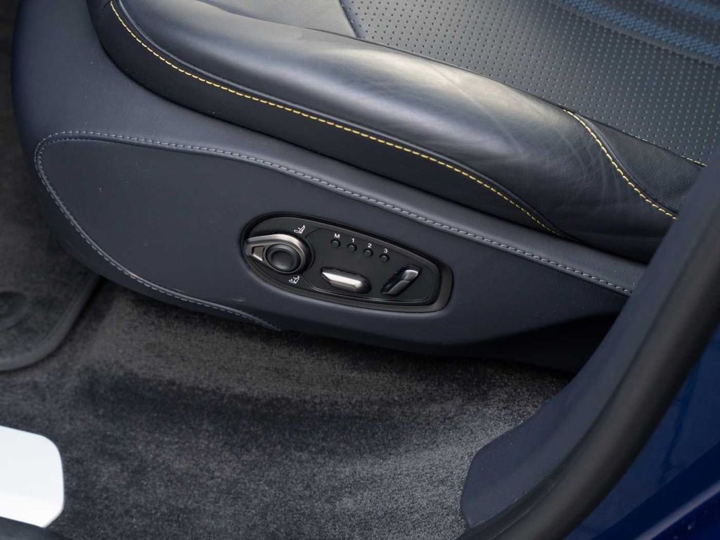 Aston Martin DBX 2024