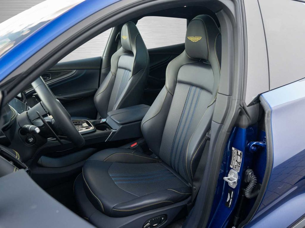 Aston Martin DBX 2024