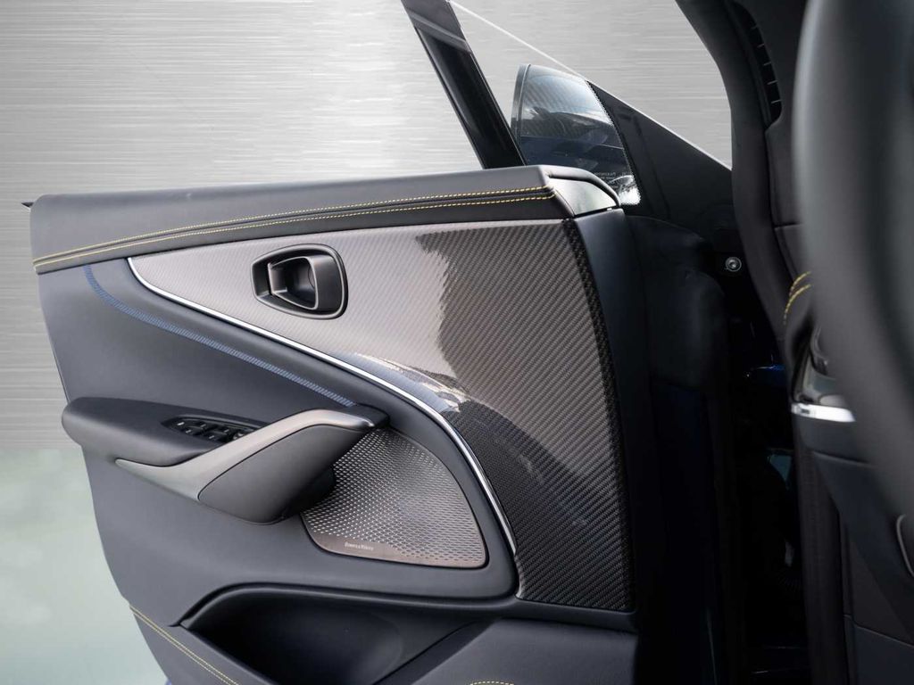 Aston Martin DBX 2024