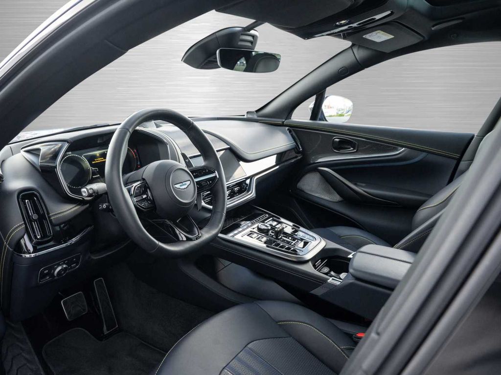 Aston Martin DBX 2024