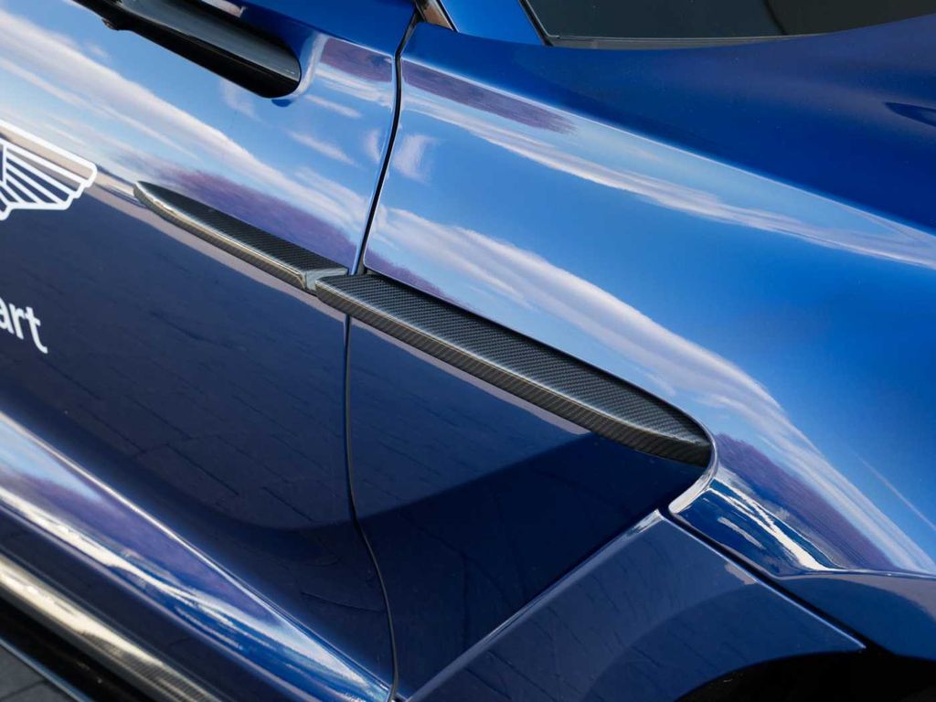 Aston Martin DBX 2024