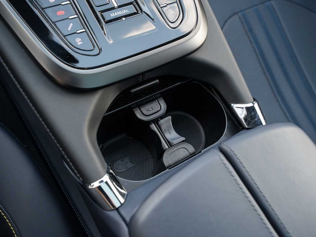 Aston Martin DBX 2024