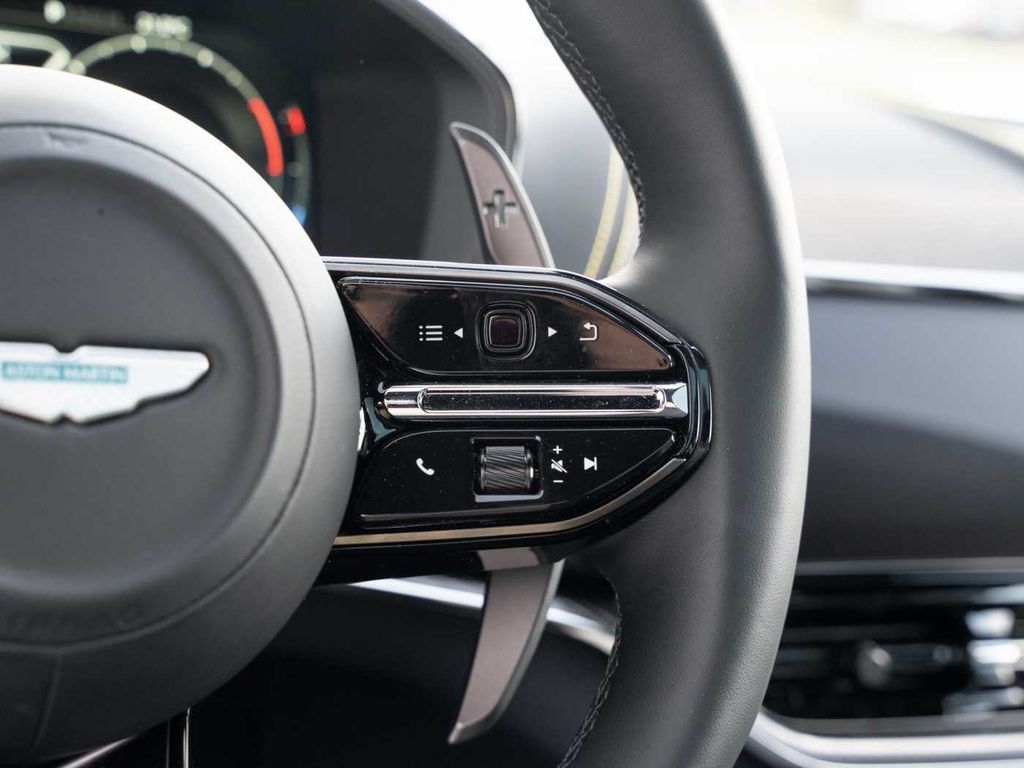 Aston Martin DBX 2024