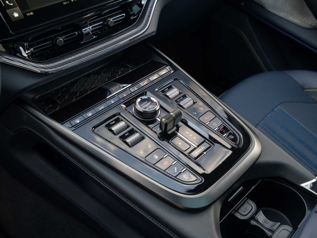 Aston Martin DBX 2024