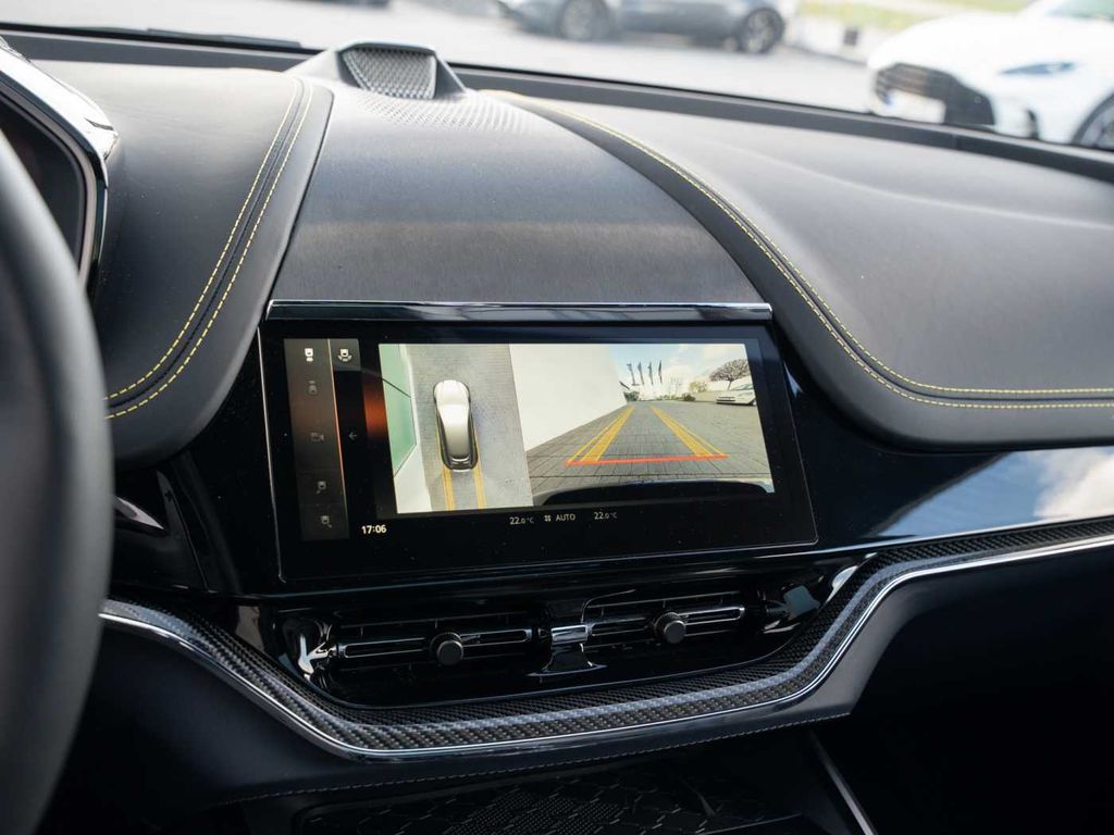 Aston Martin DBX 2024