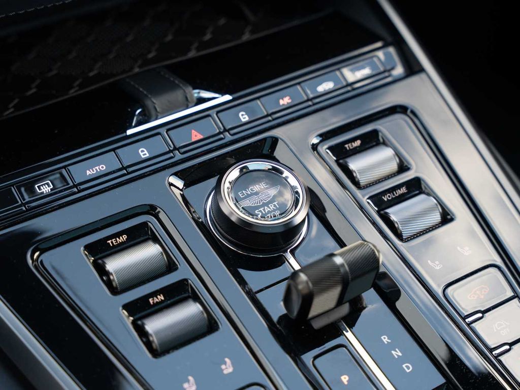 Aston Martin DBX 2024