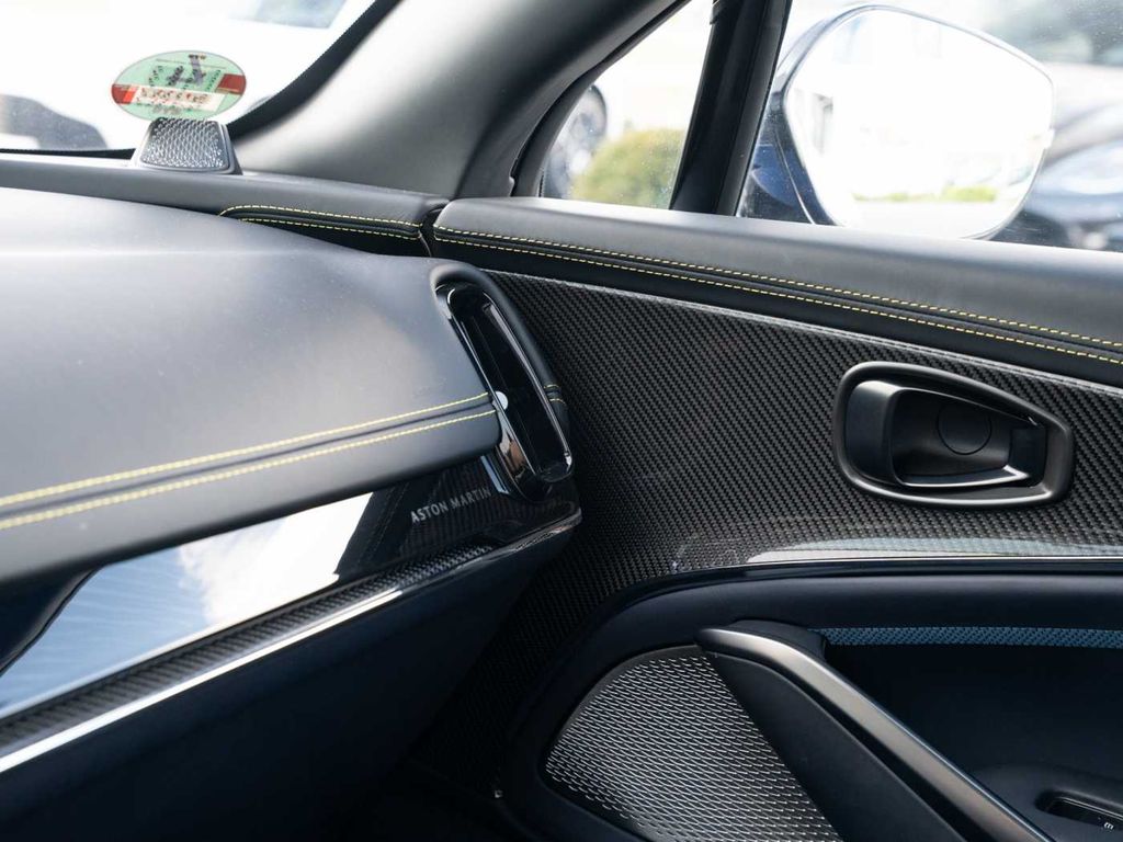 Aston Martin DBX 2024