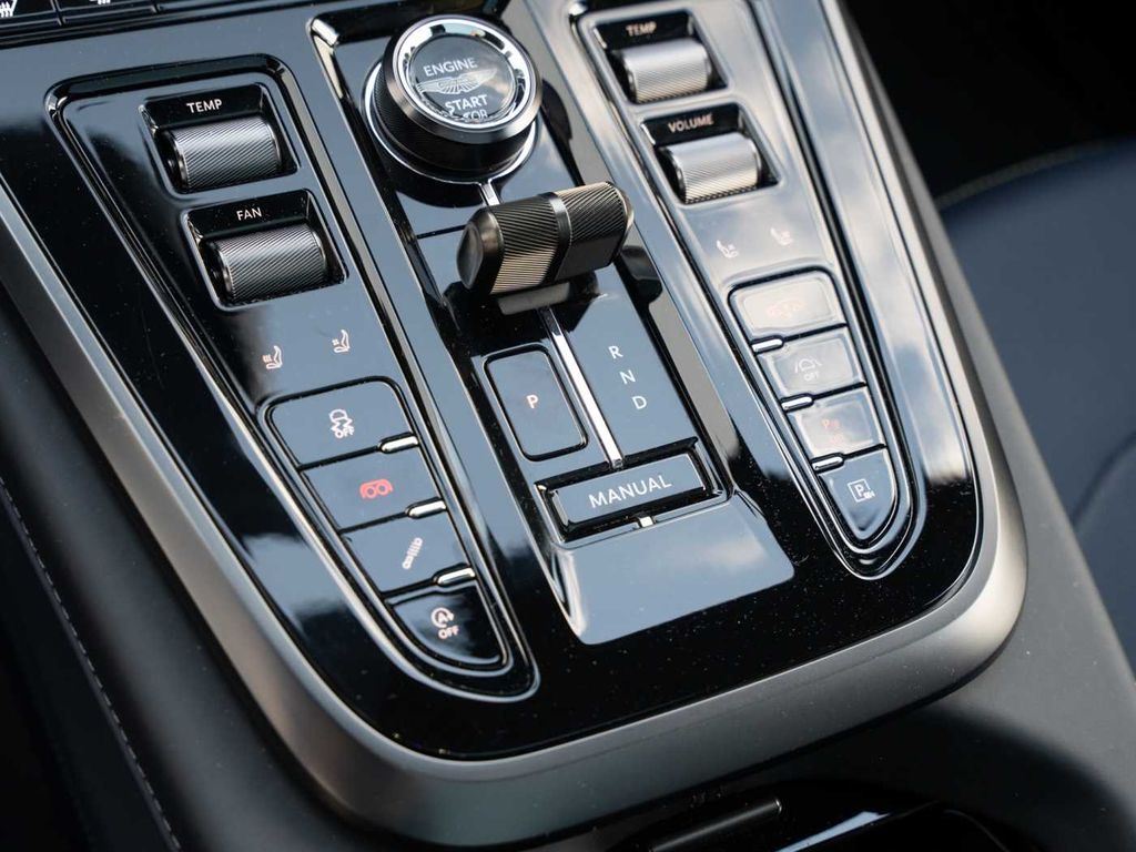 Aston Martin DBX 2024