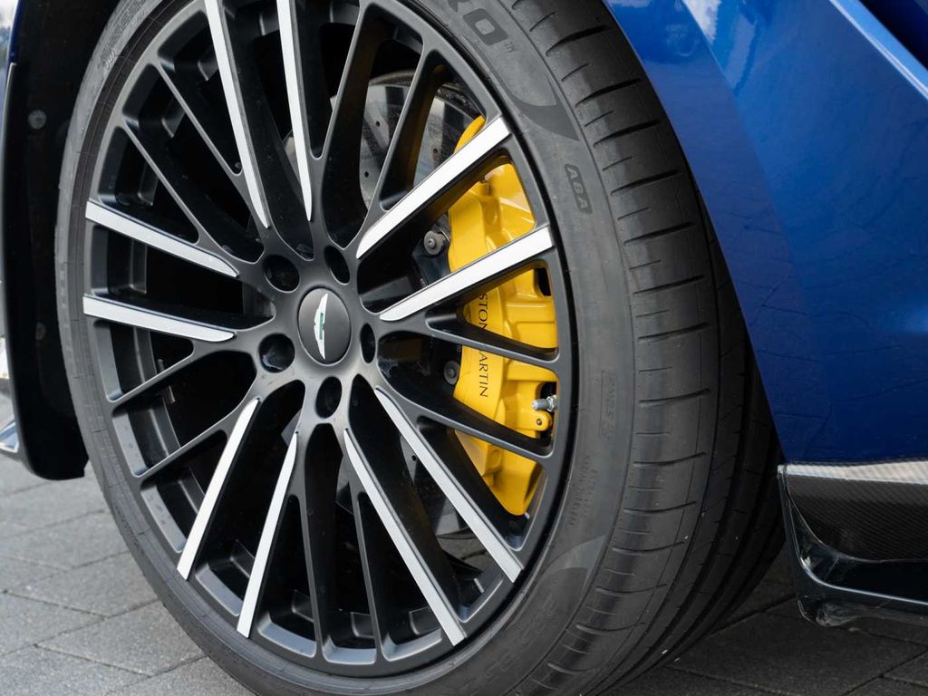 Aston Martin DBX 2024