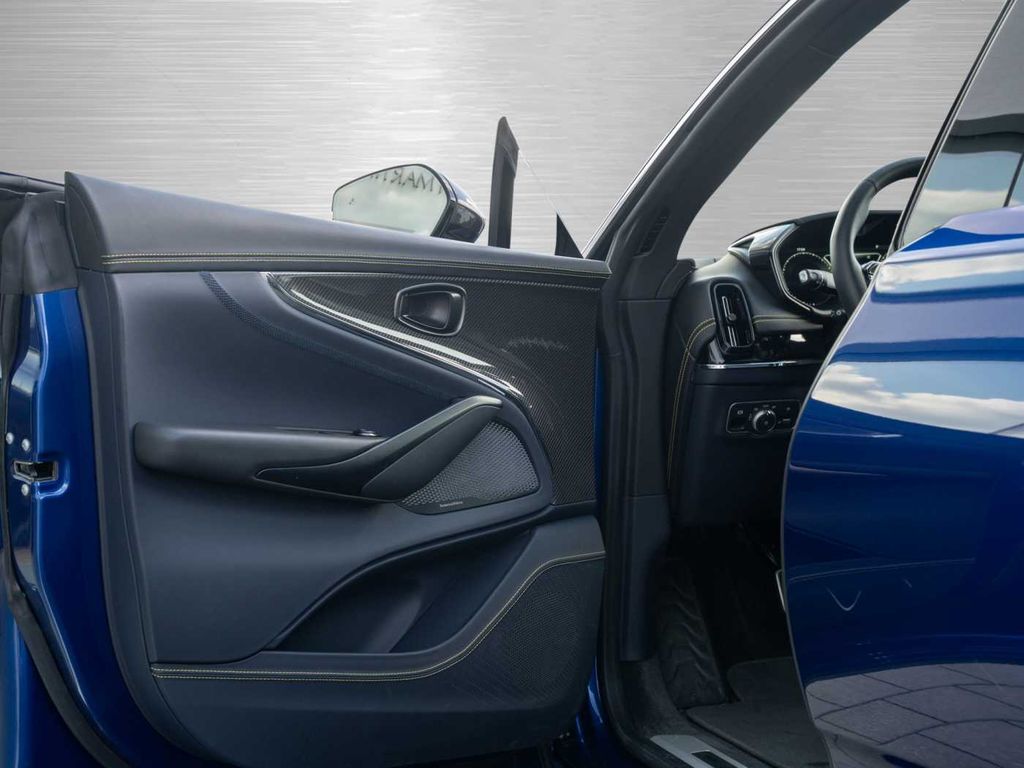 Aston Martin DBX 2024