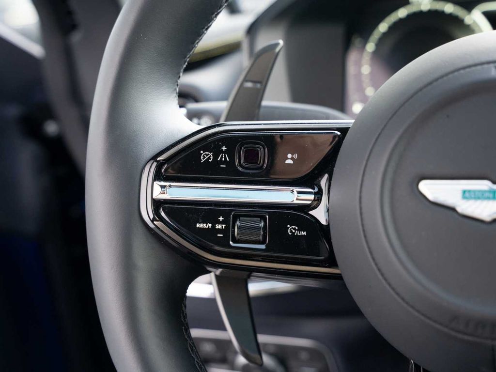 Aston Martin DBX 2024