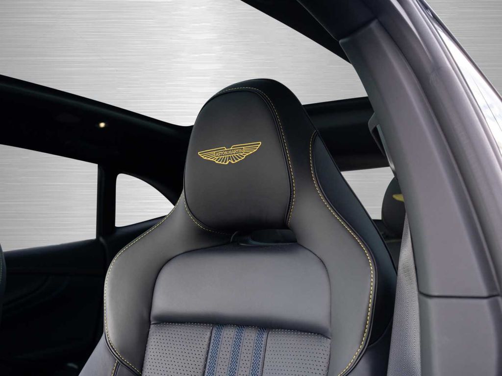 Aston Martin DBX 2024