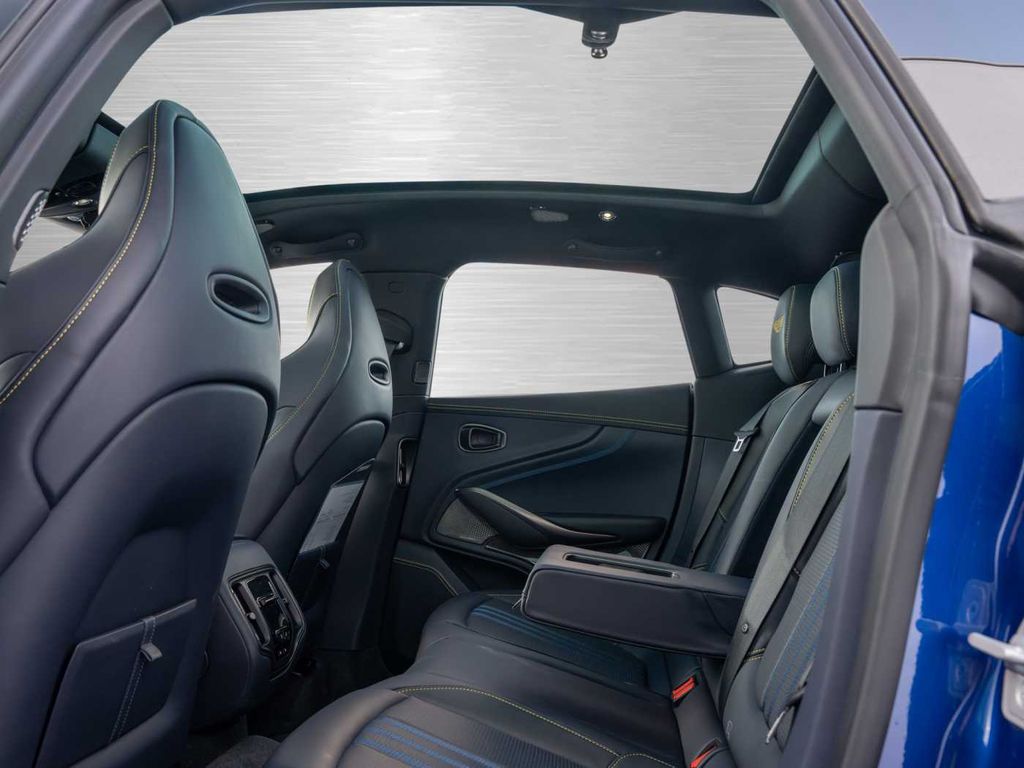 Aston Martin DBX 2024