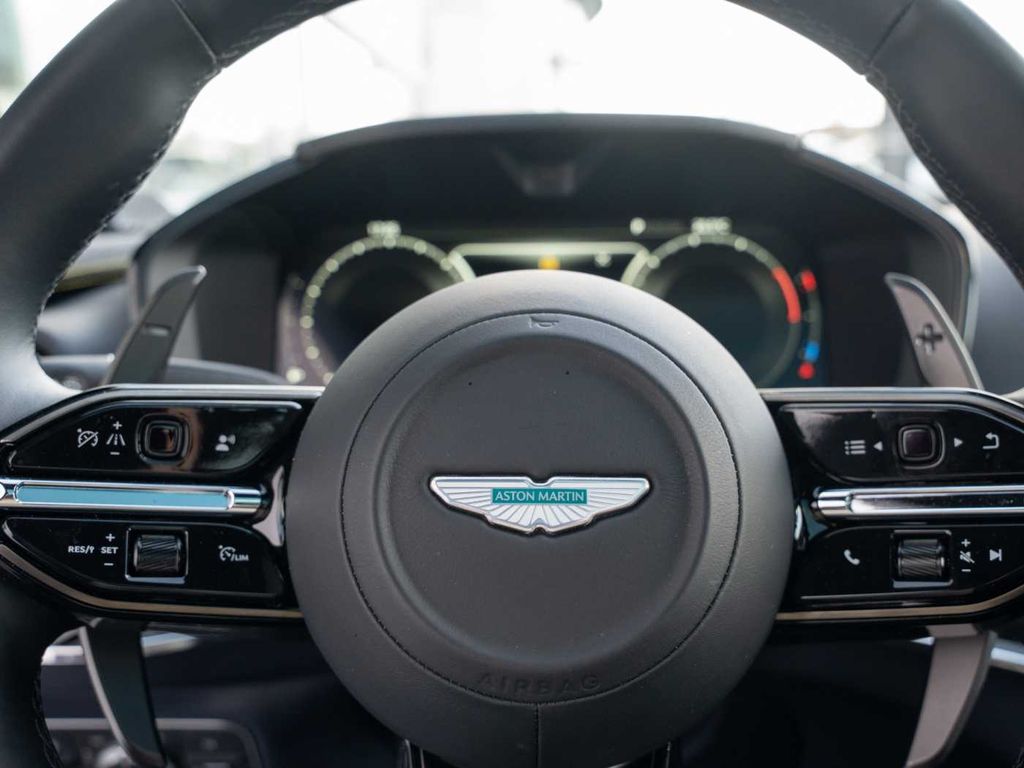 Aston Martin DBX 2024