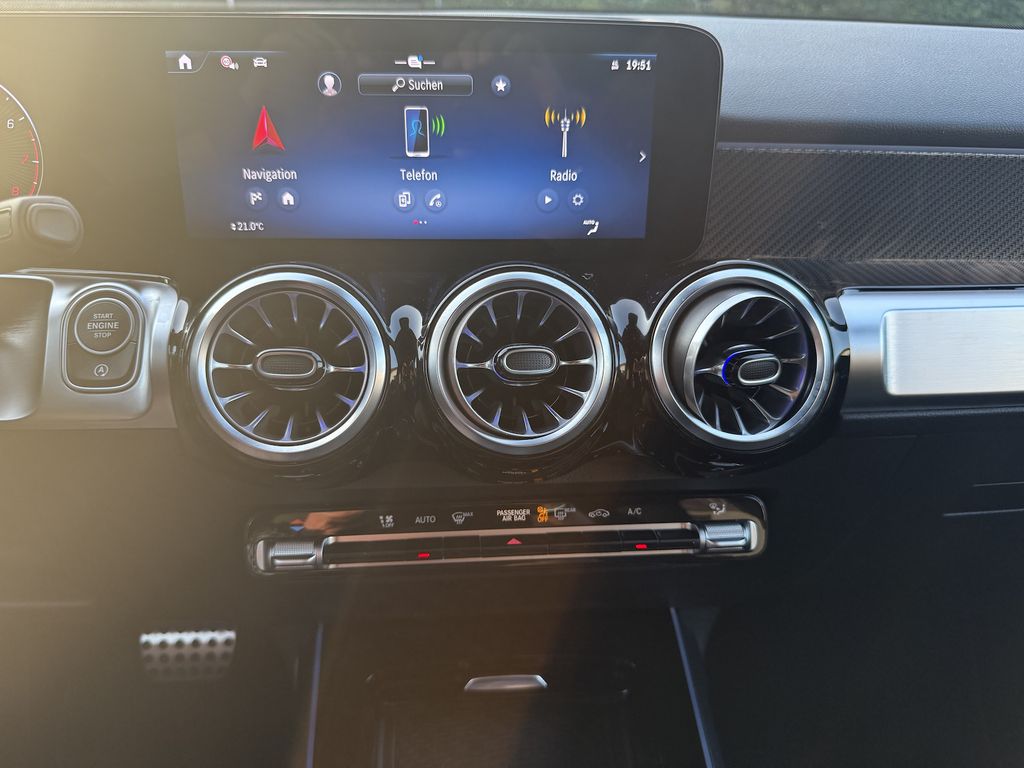 Mercedes-Benz GLB 180 2025