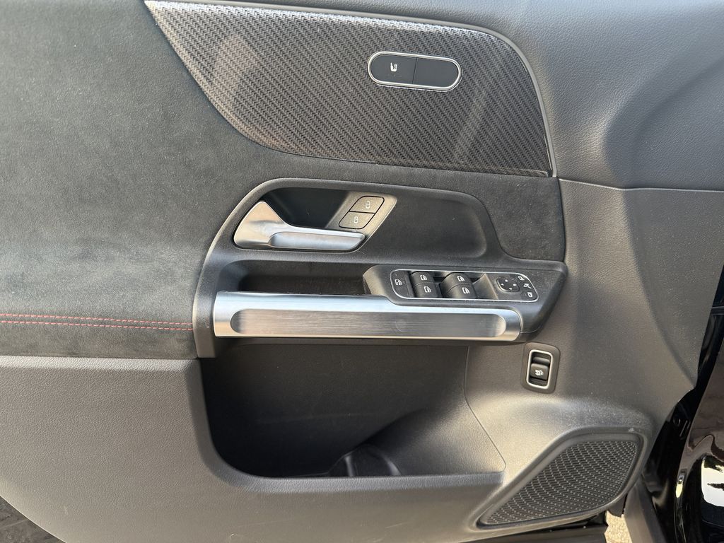 Mercedes-Benz GLB 180 2025