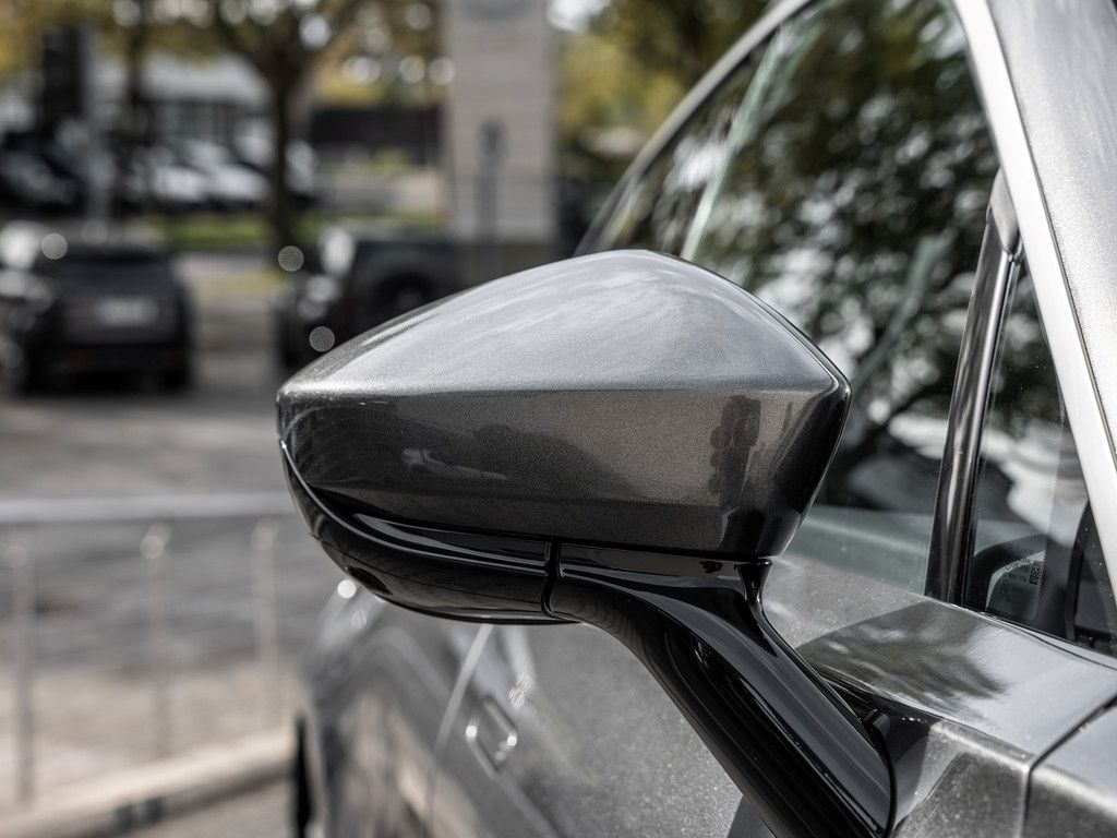 Aston Martin DBX 2025