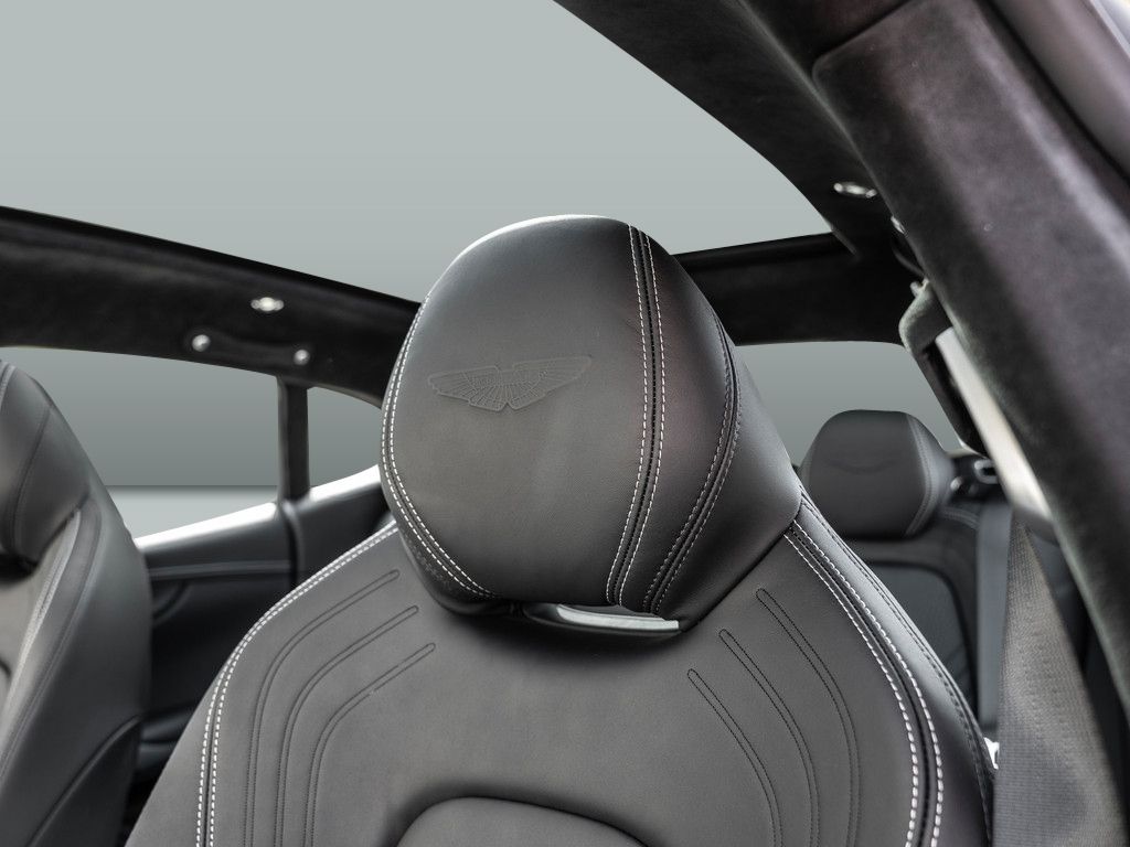 Aston Martin DBX 2025