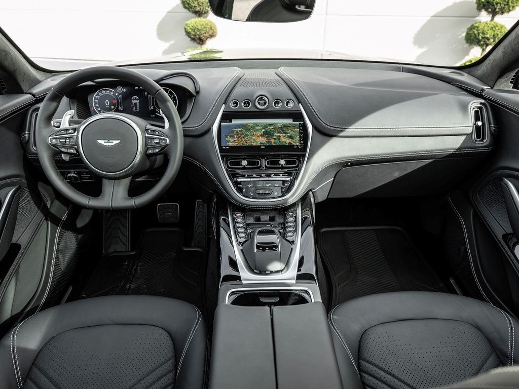 Aston Martin DBX 2025