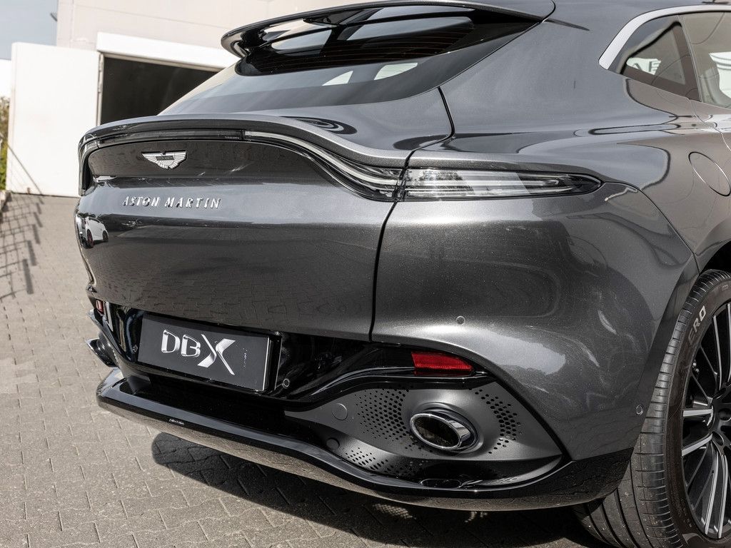 Aston Martin DBX 2025