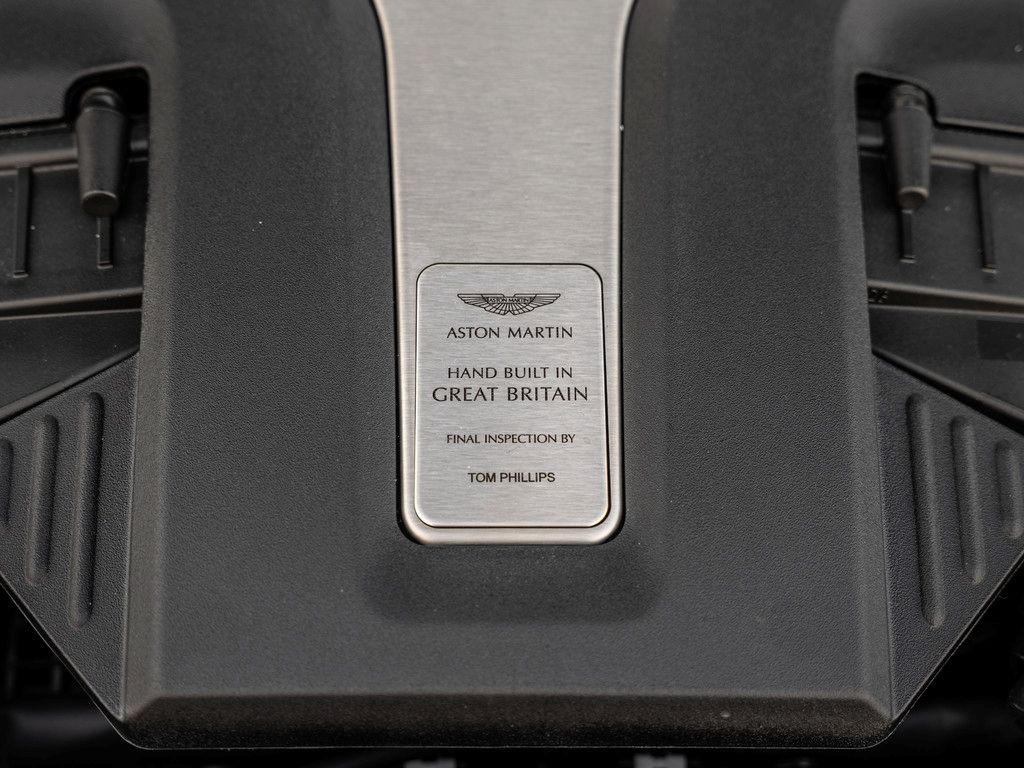 Aston Martin DBX 2025