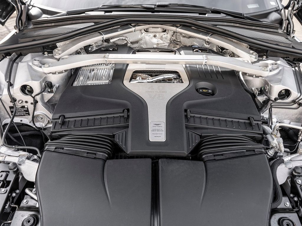 Aston Martin DBX 2025