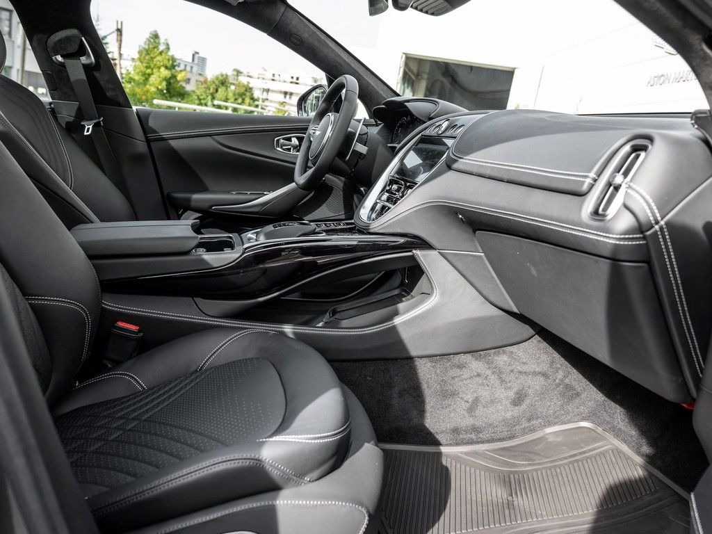 Aston Martin DBX 2025